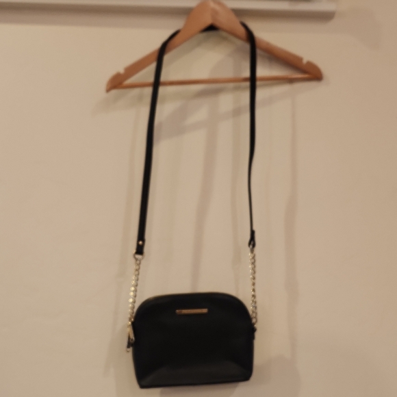 Steve Madden Black Crossbody Bag with Gold Chain - Picture 2 of 8